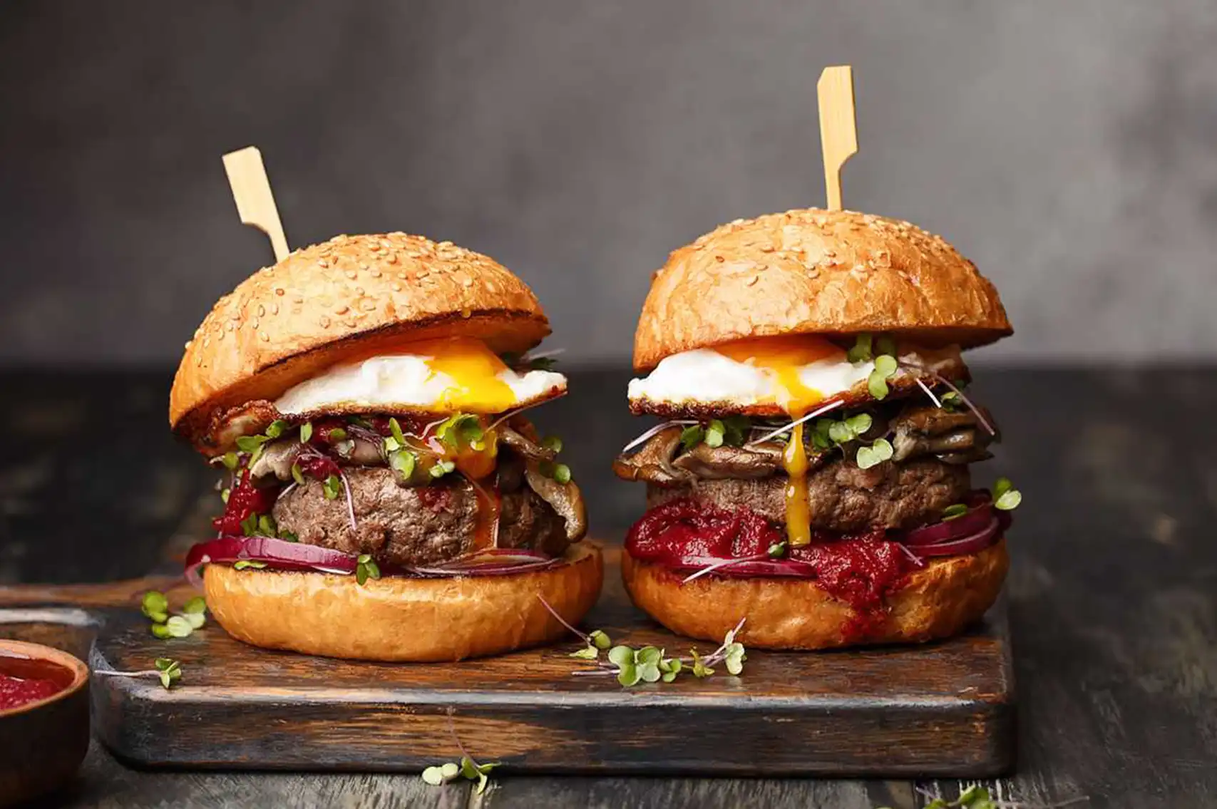 همبرگر؛ غذایی لذیذ با داستان‌هایی عجیب که نمی‌دانید