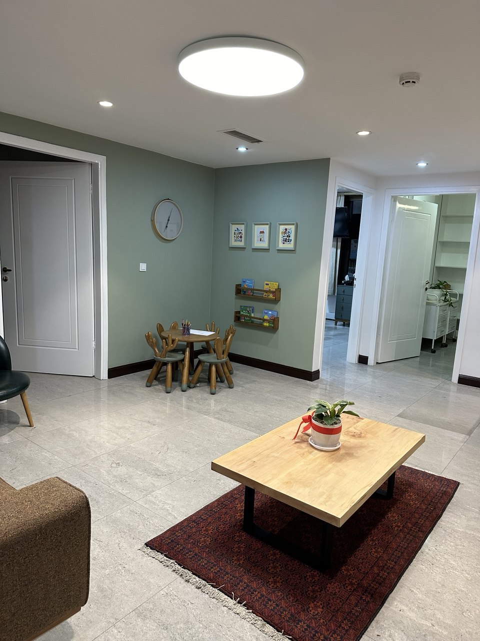 محیط کودکپسند و خدمات دندانپزشکی اطفال در مرکز دندانپزشکی دکتر سارا رهنما، طرف قرارداد بیمه البرز در تهران