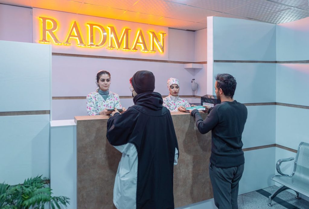 محیط داخلی آزمایشگاه رادمان طرف قرارداد با بیمه در فردیس